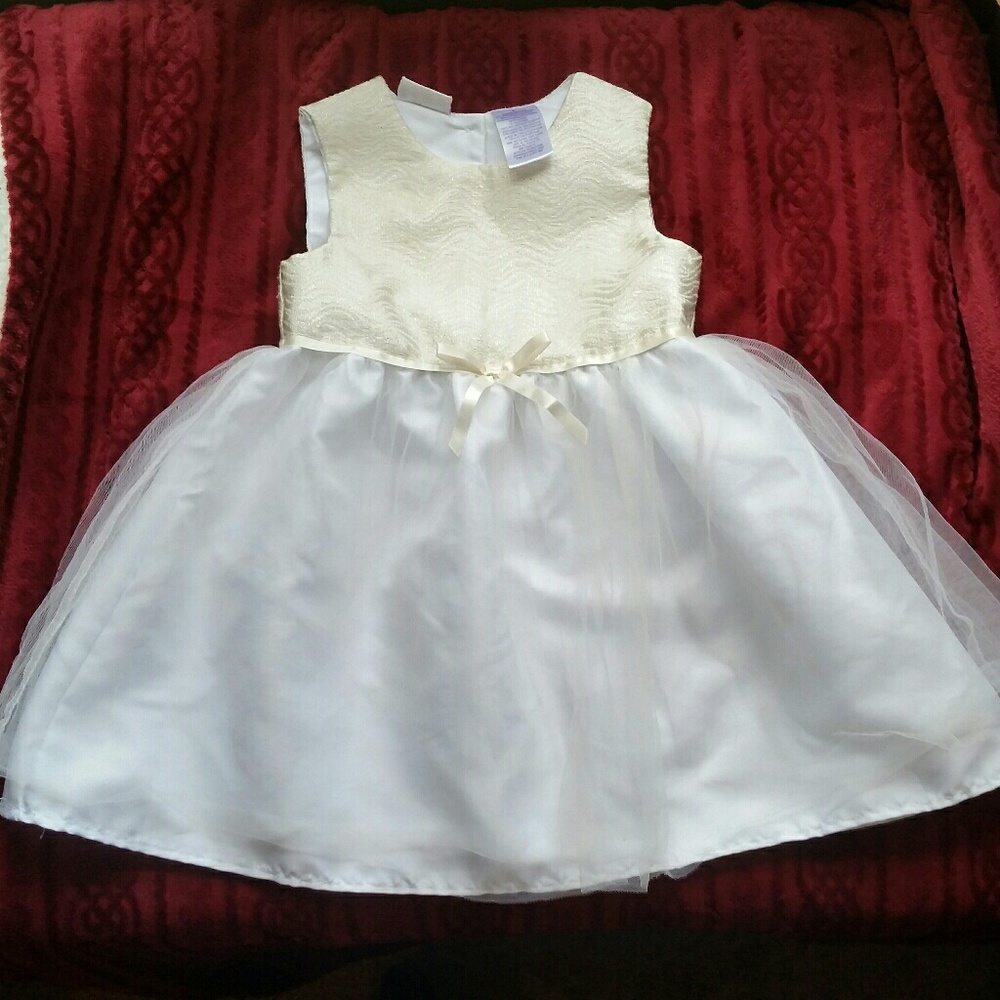 Beautiful Ivory & White Size 5 Girls Dress